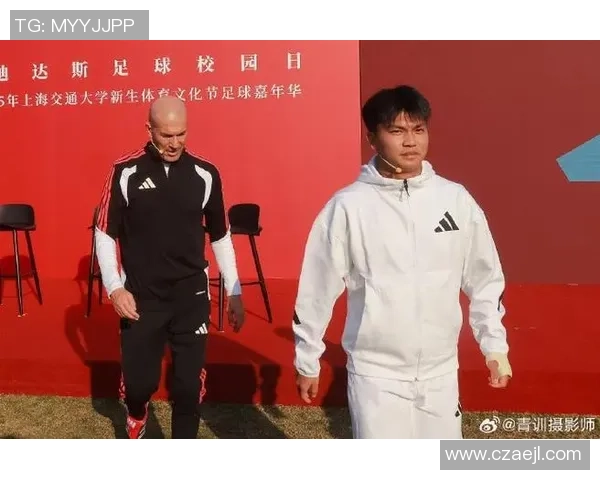 足球巨星献上祝福 共庆节日传递温暖与力量